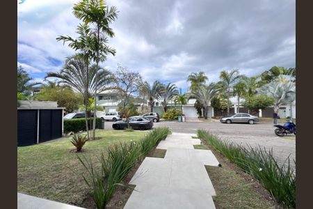 Casa de condomínio à venda com 660m², 5 quartos e 3 vagas Casa de condomínio à venda com 660m², 5 quartos e 3 vagasÁrea externa