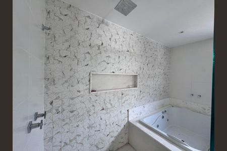 Casa de condomínio à venda com 660m², 5 quartos e 3 vagas Casa de condomínio à venda com 660m², 5 quartos e 3 vagasSuíte 1 Master - Banheiro