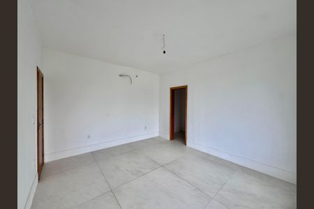 Casa de condomínio à venda com 660m², 5 quartos e 3 vagas Casa de condomínio à venda com 660m², 5 quartos e 3 vagasSuíte 5