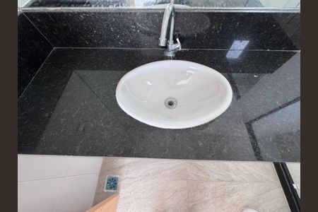 Casa de condomínio à venda com 660m², 5 quartos e 3 vagas Casa de condomínio à venda com 660m², 5 quartos e 3 vagasÁrea comum - Salão banheiro