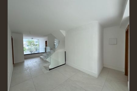 Casa de condomínio à venda com 660m², 5 quartos e 3 vagas Casa de condomínio à venda com 660m², 5 quartos e 3 vagasSala