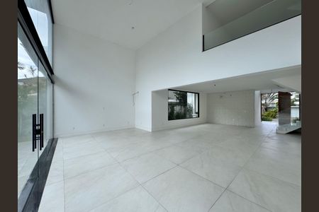 Casa de condomínio à venda com 660m², 5 quartos e 3 vagas Casa de condomínio à venda com 660m², 5 quartos e 3 vagasSala
