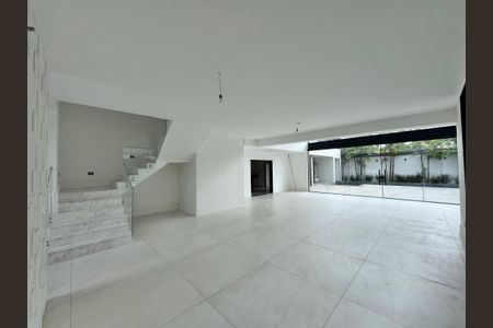 Casa de condomínio à venda com 660m², 5 quartos e 3 vagas Casa de condomínio à venda com 660m², 5 quartos e 3 vagasSala