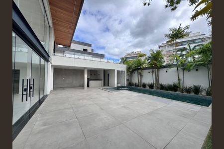 Casa de condomínio à venda com 660m², 5 quartos e 3 vagas Casa de condomínio à venda com 660m², 5 quartos e 3 vagasÁrea externa