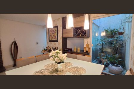 Casa à venda com 237m², 4 quartos e 4 vagas Casa à venda com 237m², 4 quartos e 4 vagasSala