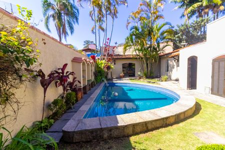 Casa à venda com 450m², 5 quartos e 4 vagas Casa à venda com 450m², 5 quartos e 4 vagasÁrea comum - Piscina