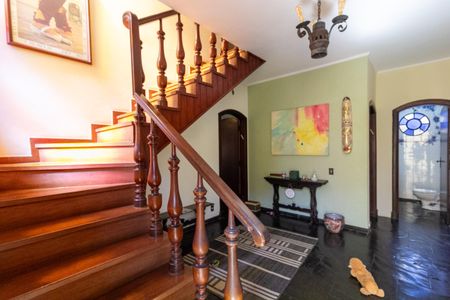 Casa à venda com 450m², 5 quartos e 4 vagas Casa à venda com 450m², 5 quartos e 4 vagasEscada
