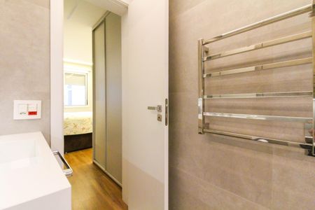 Casa de condomínio para alugar com 287m², 4 quartos e 2 vagas Casa de condomínio para alugar com 287m², 4 quartos e 2 vagasBanheiro da Suíte