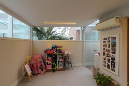 Casa de condomínio para alugar com 287m², 4 quartos e 2 vagas Casa de condomínio para alugar com 287m², 4 quartos e 2 vagasSala