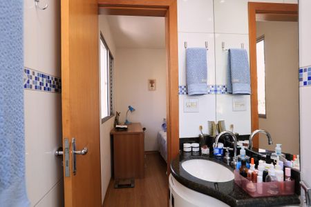 Apartamento à venda com 74m², 3 quartos e 2 vagas Apartamento à venda com 74m², 3 quartos e 2 vagasBanheiro da Suíte