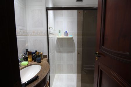 Apartamento à venda com 224m², 5 quartos e 3 vagasQuarto 2 - Banheiro