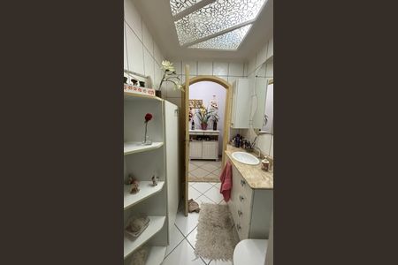 Casa à venda com 198m², 3 quartos e 2 vagas Casa à venda com 198m², 3 quartos e 2 vagasBanheiro