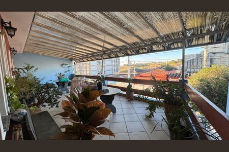 Casa à venda com 198m², 3 quartos e 2 vagas Casa à venda com 198m², 3 quartos e 2 vagasÁrea comum