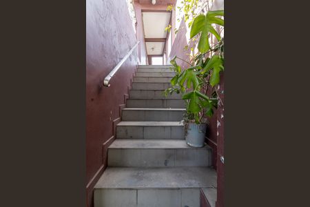 Casa à venda com 160m², 3 quartos e 3 vagas Casa à venda com 160m², 3 quartos e 3 vagasEscada