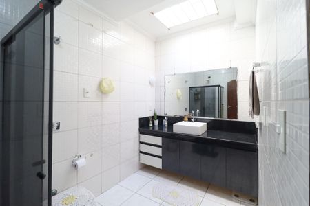 Casa à venda com 240m², 3 quartos e 3 vagas Casa à venda com 240m², 3 quartos e 3 vagasBanheiro