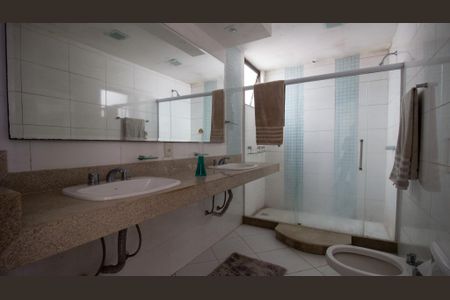 Apartamento à venda com 340m², 4 quartos e 3 vagas Apartamento à venda com 340m², 4 quartos e 3 vagasBanheiro da Suíte 2