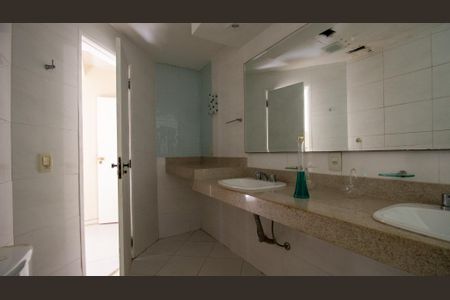 Apartamento à venda com 340m², 4 quartos e 3 vagas Apartamento à venda com 340m², 4 quartos e 3 vagasBanheiro da Suíte 2