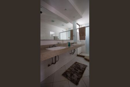 Apartamento à venda com 340m², 4 quartos e 3 vagas Apartamento à venda com 340m², 4 quartos e 3 vagasBanheiro da Suíte 2