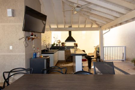 Casa à venda com 450m², 4 quartos e 5 vagas Casa à venda com 450m², 4 quartos e 5 vagasÁrea comum