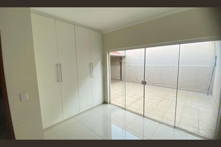 Casa à venda com 230m², 3 quartos e 2 vagas
