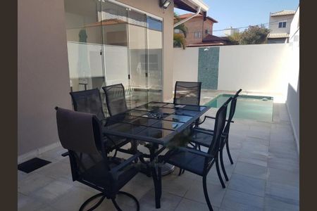 Casa à venda com 196m², 3 quartos e 2 vagas