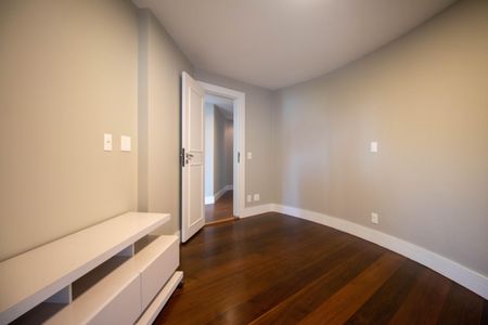 Apartamento à venda com 193m², 3 quartos e 3 vagas Apartamento à venda com 193m², 3 quartos e 3 vagasSala