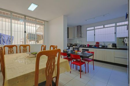 Casa à venda com 231m², 4 quartos e 4 vagas Casa à venda com 231m², 4 quartos e 4 vagasCozinha