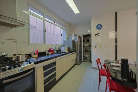 Casa à venda com 231m², 4 quartos e 4 vagas Casa à venda com 231m², 4 quartos e 4 vagasCozinha