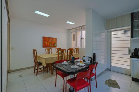 Casa à venda com 231m², 4 quartos e 4 vagas Casa à venda com 231m², 4 quartos e 4 vagasCozinha