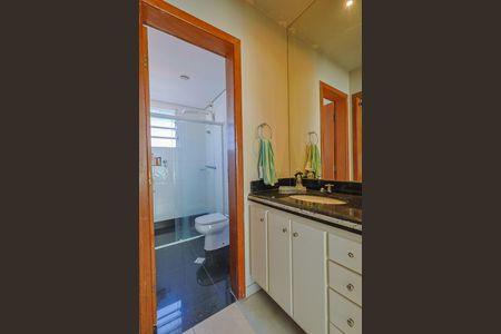 Casa à venda com 231m², 4 quartos e 4 vagas Casa à venda com 231m², 4 quartos e 4 vagasBanheiro