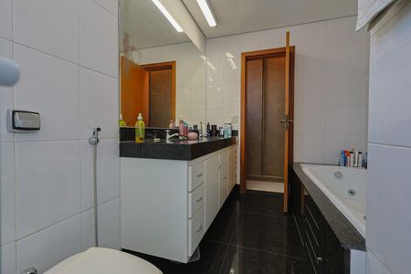 Casa à venda com 231m², 4 quartos e 4 vagas Casa à venda com 231m², 4 quartos e 4 vagasBanheiro da Suíte 1