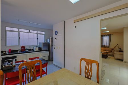 Casa à venda com 231m², 4 quartos e 4 vagas Casa à venda com 231m², 4 quartos e 4 vagasCozinha