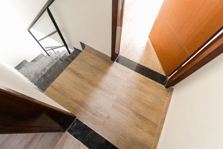 Apartamento à venda com 82m², 2 quartos e 2 vagas Apartamento à venda com 82m², 2 quartos e 2 vagasEscada