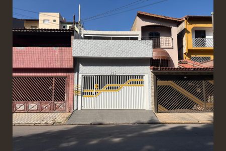 Casa à venda com 183m², 3 quartos e 2 vagas Casa à venda com 183m², 3 quartos e 2 vagasFachada
