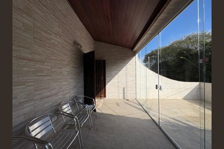 Casa à venda com 183m², 3 quartos e 2 vagas Casa à venda com 183m², 3 quartos e 2 vagasVaranda