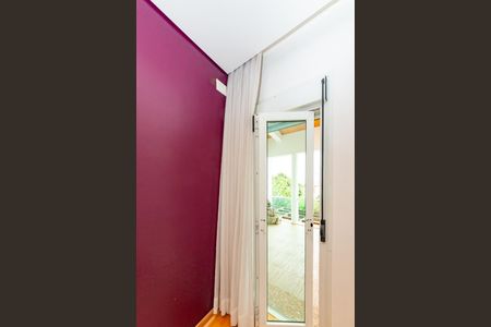 Casa à venda com 700m², 4 quartos e 6 vagas Casa à venda com 700m², 4 quartos e 6 vagasVaranda das Suíte 2 e 3