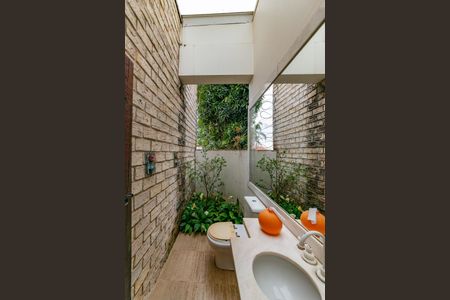 Casa à venda com 700m², 4 quartos e 6 vagas Casa à venda com 700m², 4 quartos e 6 vagasLavabo 3