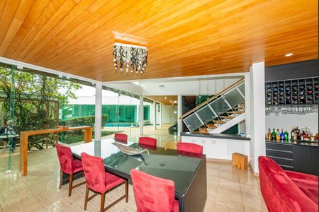 Casa à venda com 700m², 4 quartos e 6 vagas Casa à venda com 700m², 4 quartos e 6 vagasSala 1