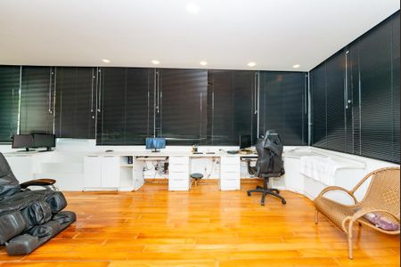 Casa à venda com 700m², 4 quartos e 6 vagas Casa à venda com 700m², 4 quartos e 6 vagasEscritório