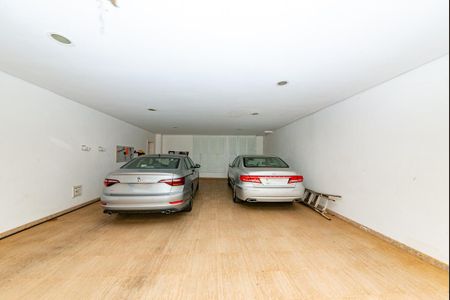 Casa à venda com 700m², 4 quartos e 6 vagas Casa à venda com 700m², 4 quartos e 6 vagasGaragem