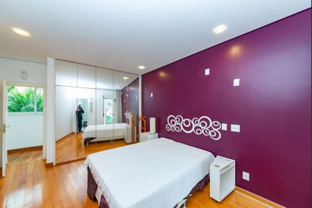 Casa à venda com 700m², 4 quartos e 6 vagas Casa à venda com 700m², 4 quartos e 6 vagasSuíte 3