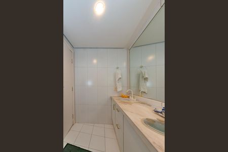 Casa à venda com 700m², 4 quartos e 6 vagas Casa à venda com 700m², 4 quartos e 6 vagasLavabo 2