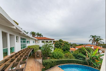 Casa à venda com 700m², 4 quartos e 6 vagas Casa à venda com 700m², 4 quartos e 6 vagasVaranda do Escritório