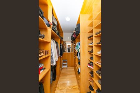 Casa à venda com 700m², 4 quartos e 6 vagas Casa à venda com 700m², 4 quartos e 6 vagasCloset da suíte 1