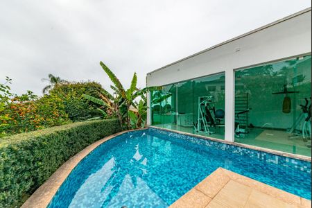 Casa à venda com 700m², 4 quartos e 6 vagas Casa à venda com 700m², 4 quartos e 6 vagasPiscina