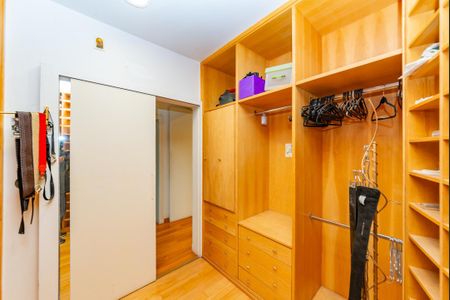 Casa à venda com 700m², 4 quartos e 6 vagas Casa à venda com 700m², 4 quartos e 6 vagasCloset da suíte 1