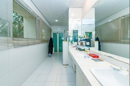 Casa à venda com 700m², 4 quartos e 6 vagas Casa à venda com 700m², 4 quartos e 6 vagasBanheiro da Suíte 1