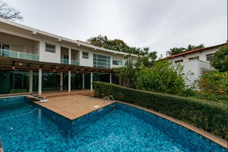 Casa à venda com 700m², 4 quartos e 6 vagas Casa à venda com 700m², 4 quartos e 6 vagasPiscina