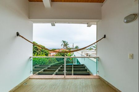 Casa à venda com 700m², 4 quartos e 6 vagas Casa à venda com 700m², 4 quartos e 6 vagasVaranda da Suíte 4