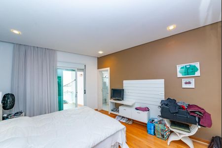 Casa à venda com 700m², 4 quartos e 6 vagas Casa à venda com 700m², 4 quartos e 6 vagasSuíte 4